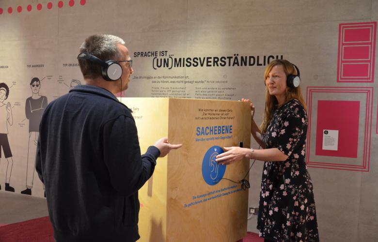 ein Mann und eine Frau haben Kopfhörer auf