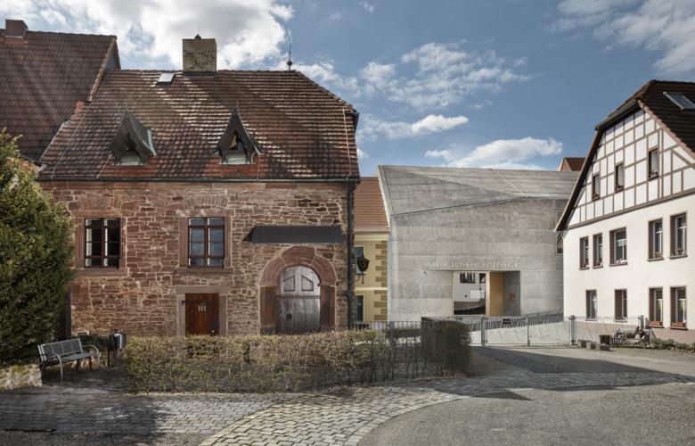 links Luthers Elternhaus und im Hintergrund das Museum