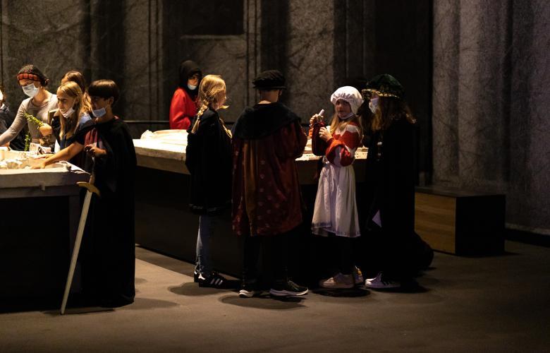 Kindergruppe in mittelalterlichen Gewändern