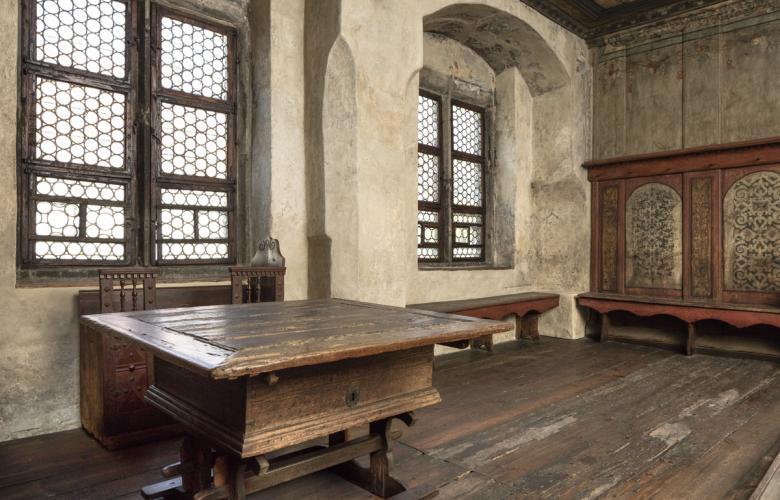 Die Lutherstube: 2 Fenster, ein Holztisch, alter verschlissener Holzboden