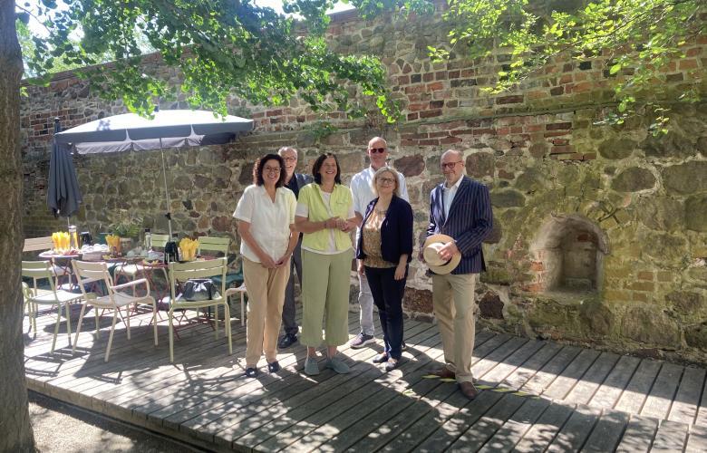 Gruppenbild mit Katrin Göring-Eckardt im Melanchthongarten