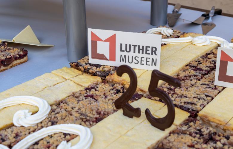 Blechkuchen mit Sahne und Aufschrift "25 Jahre Stiftung Luthergdenkstätten"