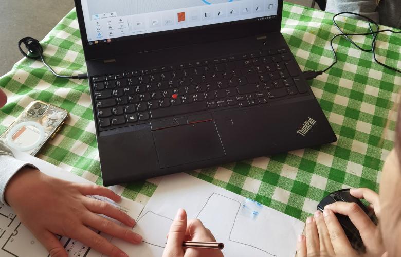 Medienprojekt 2025 Kinder skizzieren etwas, während auf einem Laptop eine 3D Darstellung entsteht.