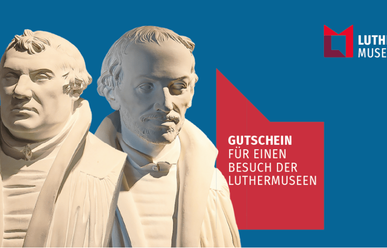 blauer Hintergrund, Skulpturen von Luther und Melanchthon, rotes Logo