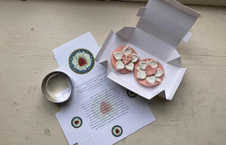 Lutherrose aus Ton in kleinem weißen Karton