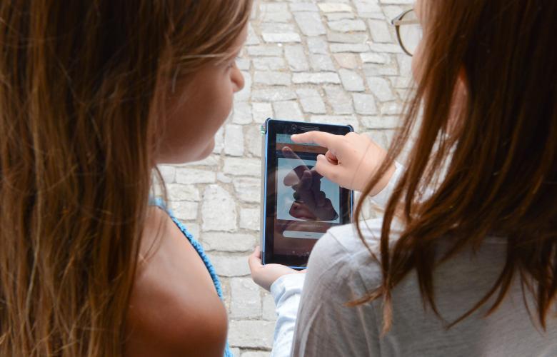 2 Kindern über die Schulter geschaut, Blick auf Tablet