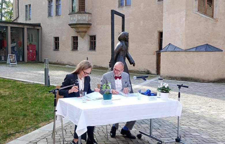 Mann und Frau am Tisch Rasen Gebäude