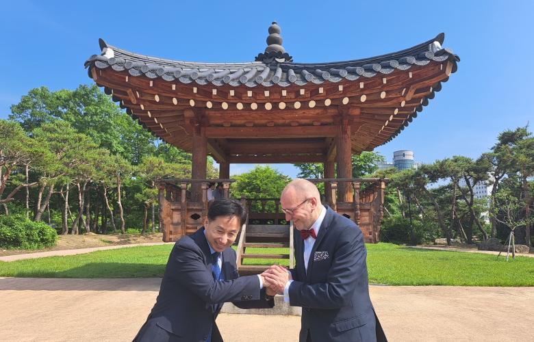 Thomas T. Müller wird von Do-Yeon Won in Jeonju begrüßt