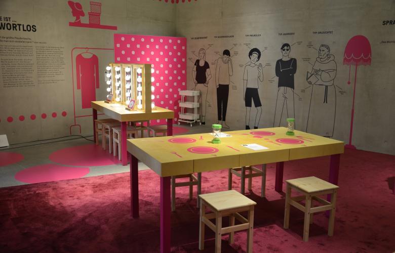 Ausstellungsraum mit Tisch, Raumfarben pink und grau