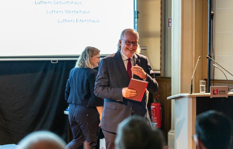 Direktor Rhein nimmt Geschenk entgegen
