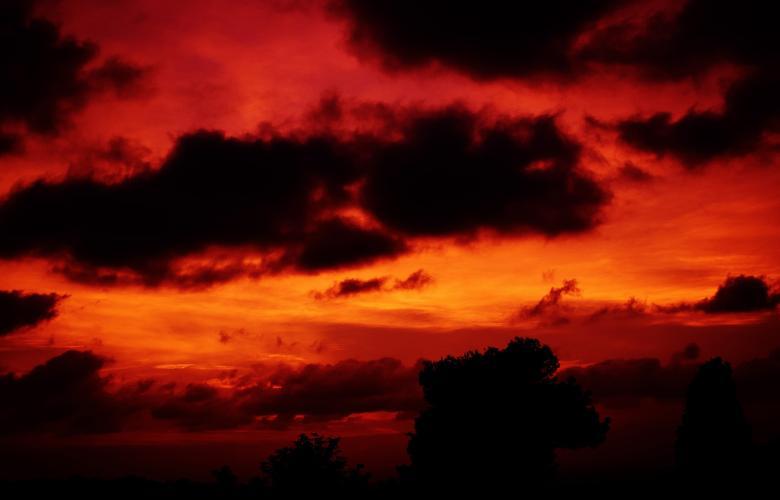 roter Himmel, Wolken wirken schwarz
