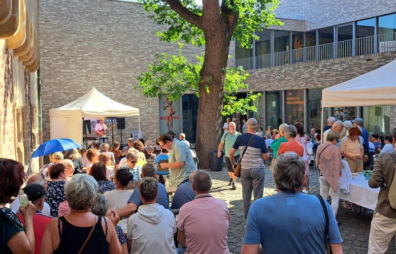 Menschen bei einem Konzert im Hof von Luthers Sterbehaus
