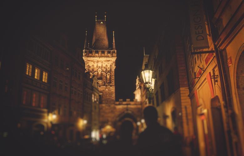 Andeutungen einer Stadt (Turm und Hauswände) bei Nacht