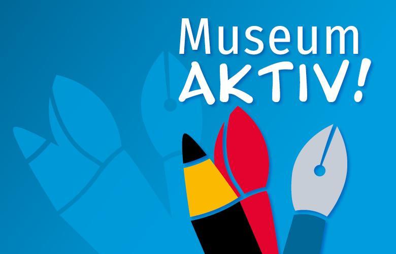 blauer Hintergrund, Bleistift, Pinsel und Füller, weiße Schrift "Museum aktiv!"