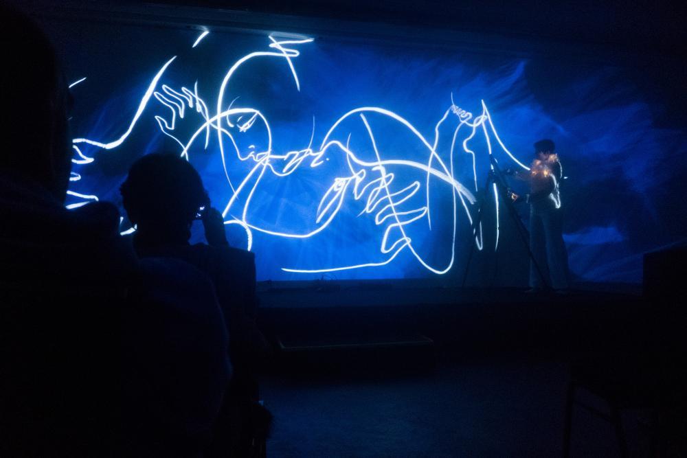 blaue Lichtinstallation