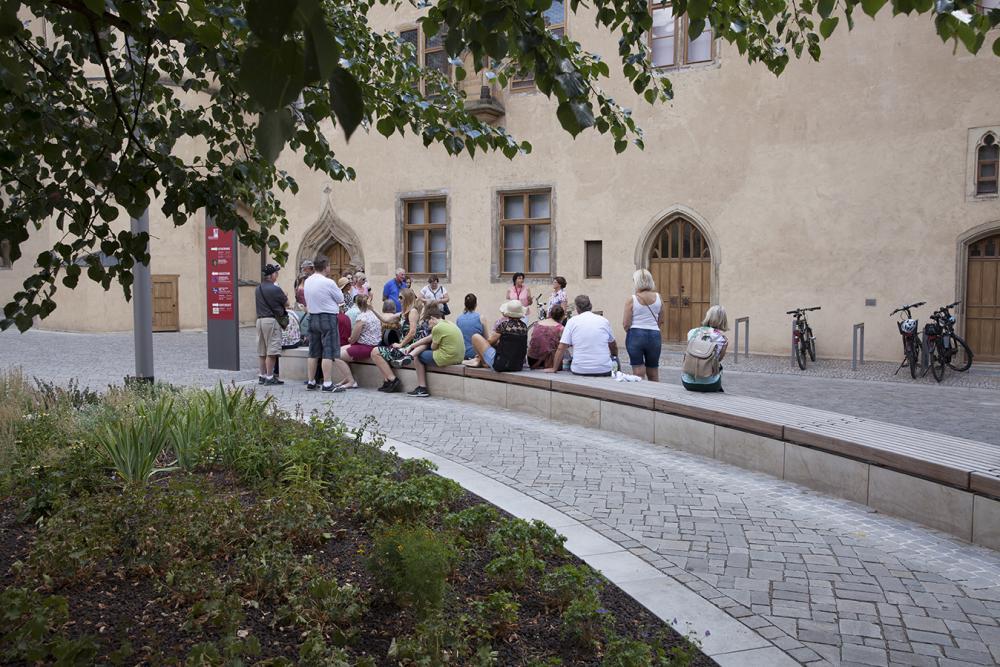 Gruppe von Menschen steht vorm Lutherhaus