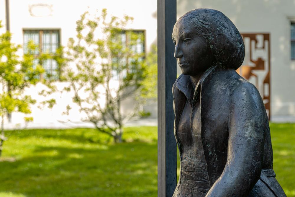 Statue Katharina von Bora, Bäume