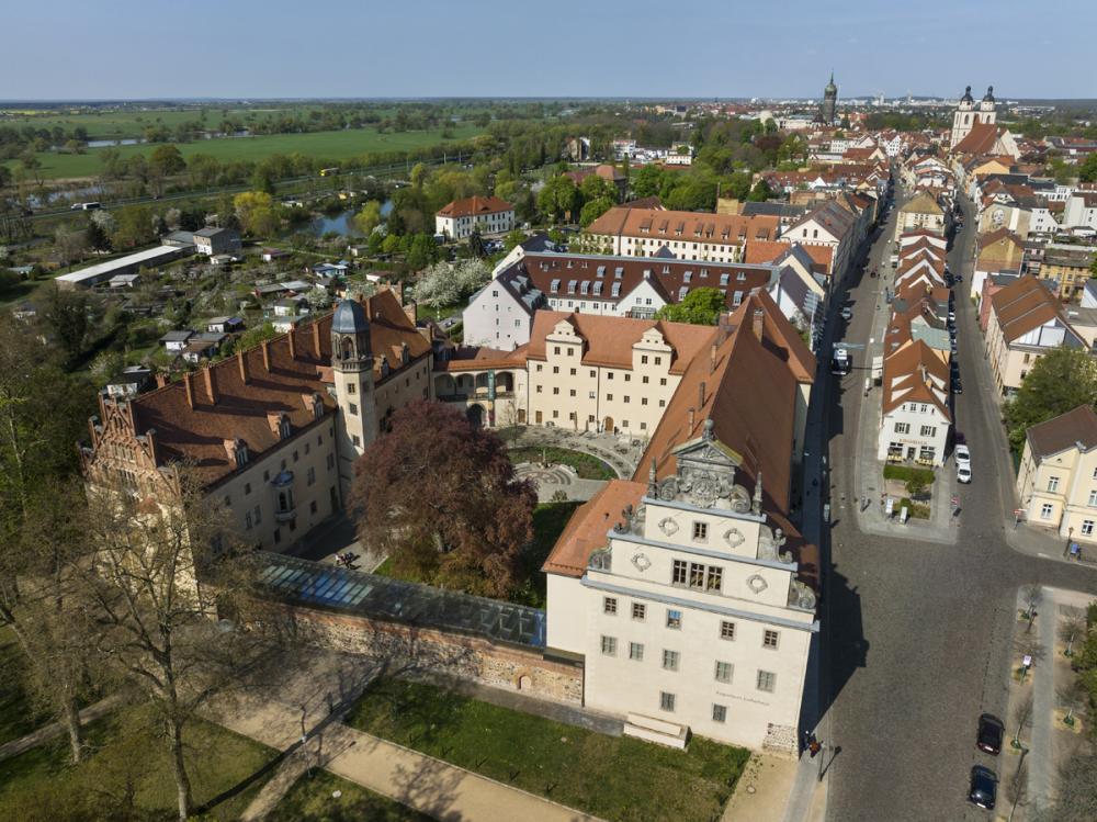 Drohnenbild, unten links Lutherhaus und Augusteum, entlang der Collegienstraße
