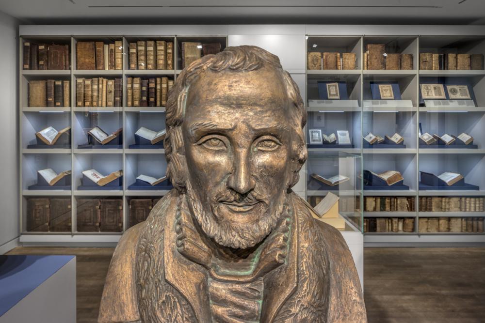 eine kupferne Büste von Melanchthon, im Hintergrund eine Bücherwand