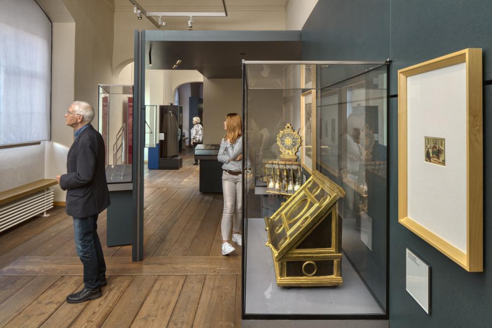 Ausstellungsraum, rechts Vitrine - links ein Besucher