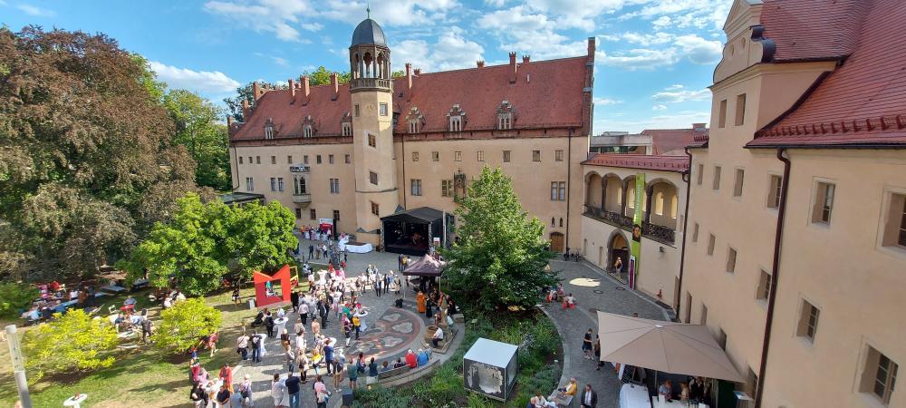 Lutherhof von oben mit vielen Menschen und großer Bühne