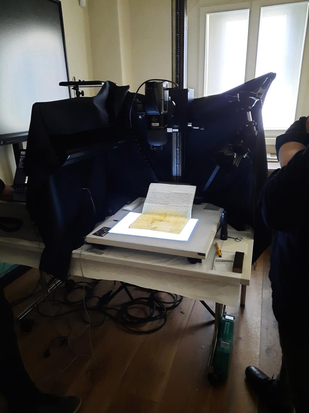altes Papier auf neuer Technik