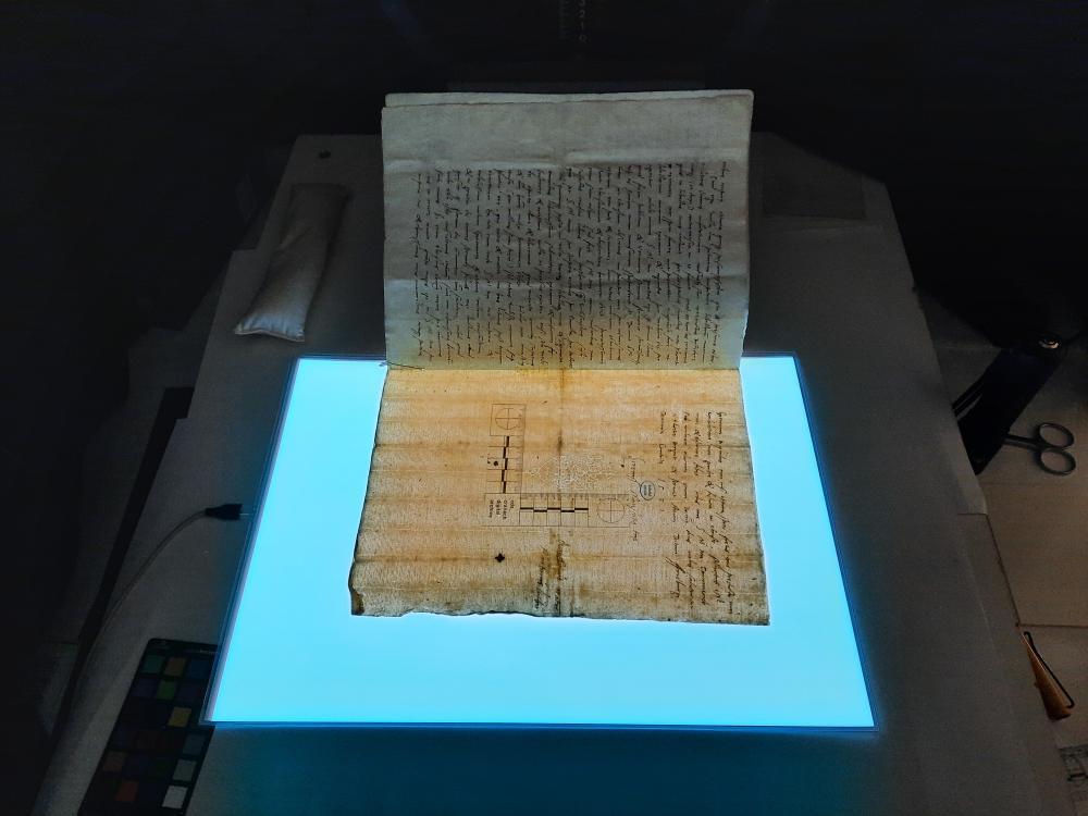 Papier wird durchleuchtet