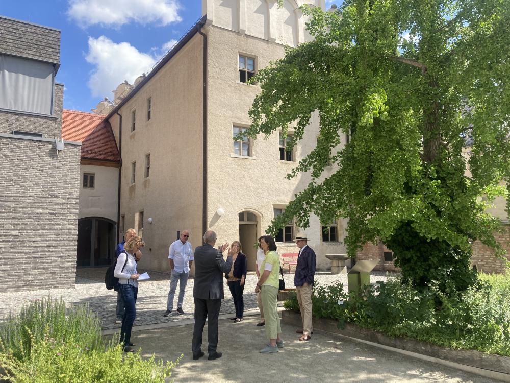Katrin Göring-Eckardt hört dem kleinen Vortrag von Dr. Stefan Rhein über das Melanchthonhaus zu.