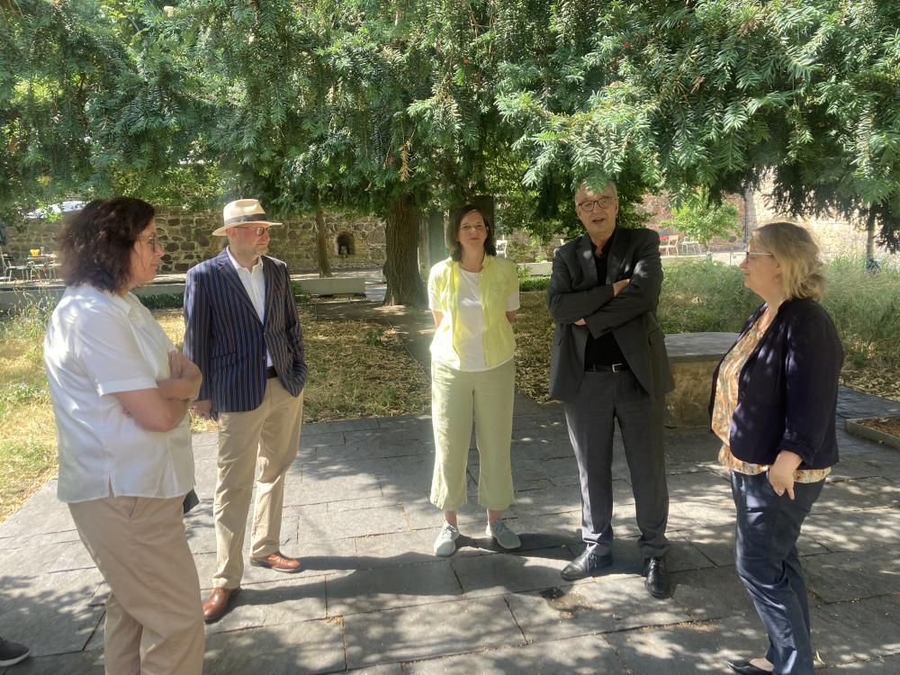 Thomas T. Müller, Astrid Mühlmann, Dr. Stefan Rhein und Reinhild Hugenroth stehen mit Katrin Göring-Eckardt im Melanchthongarten.