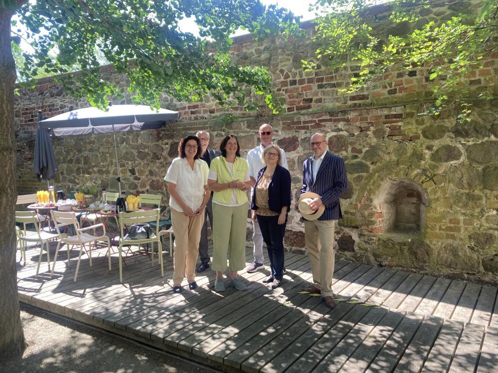Gruppenbild mit Katrin Göring-Eckardt im Melanchthongarten