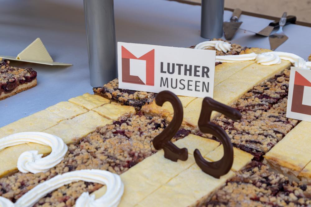Blechkuchen mit Sahne und Aufschrift "25 Jahre Stiftung Luthergdenkstätten"