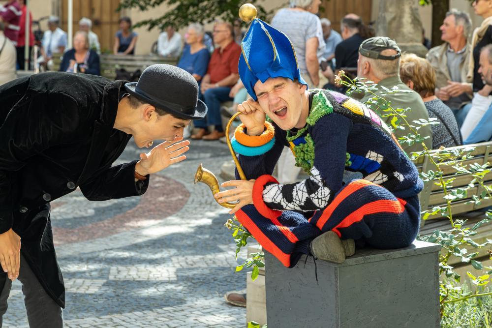 zwei verkleidete Jugendliche