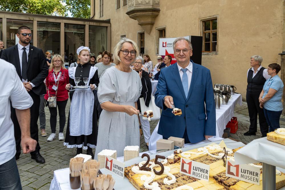 Kuchen wird an viele Menschen verteilt
