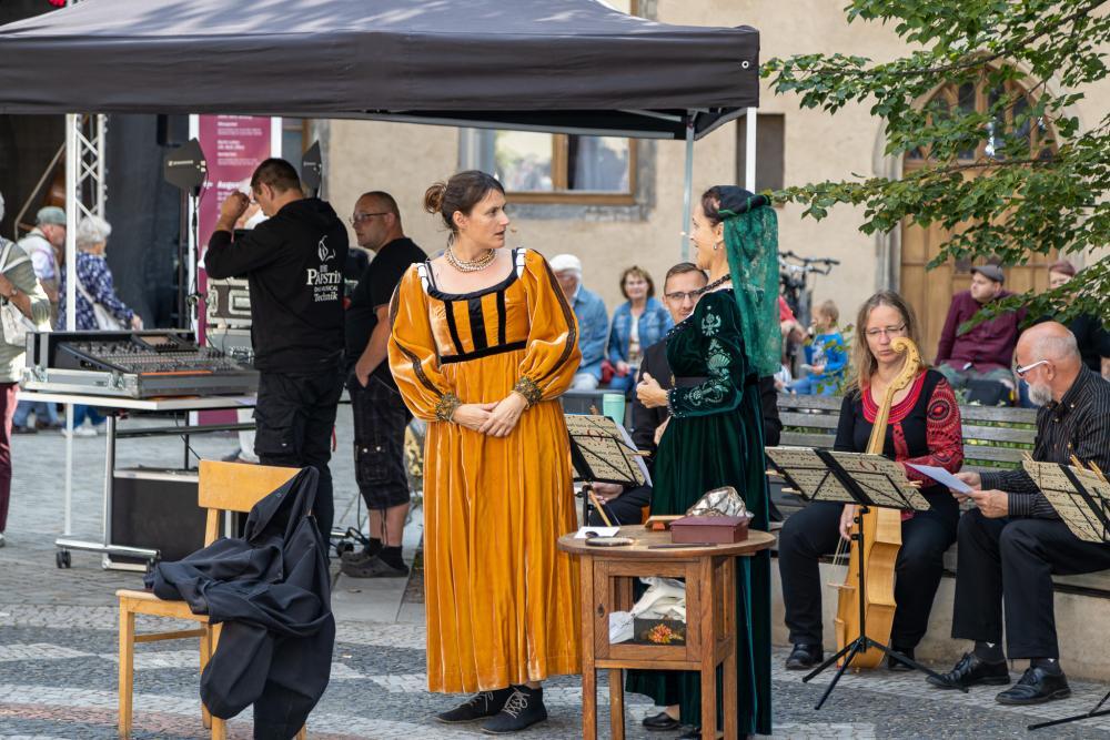 zwei Schauspielerinnen in Aktion