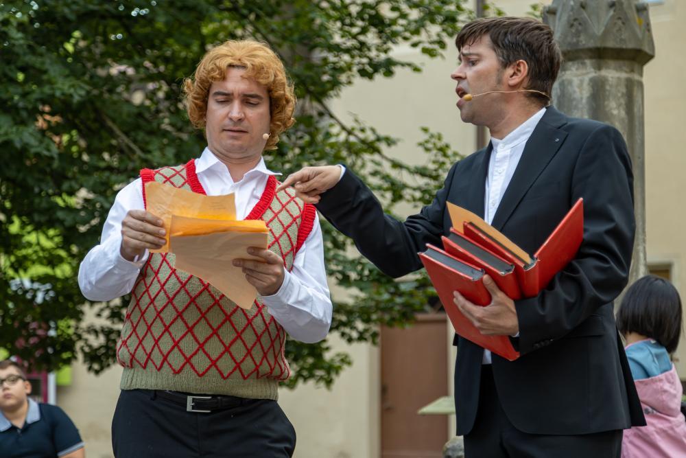 zwei Schauspieler in Aktion