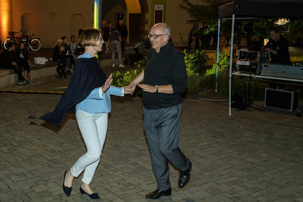 tanzendes Paar in der Nacht