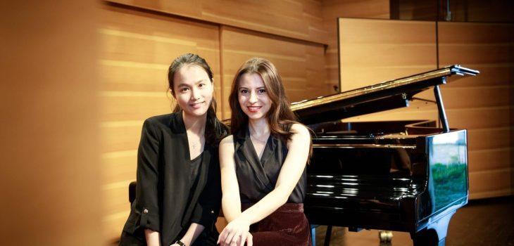 Musikerinnen Anna Graf und Han-Lin Yun, daneben ein Piano, braune Wände