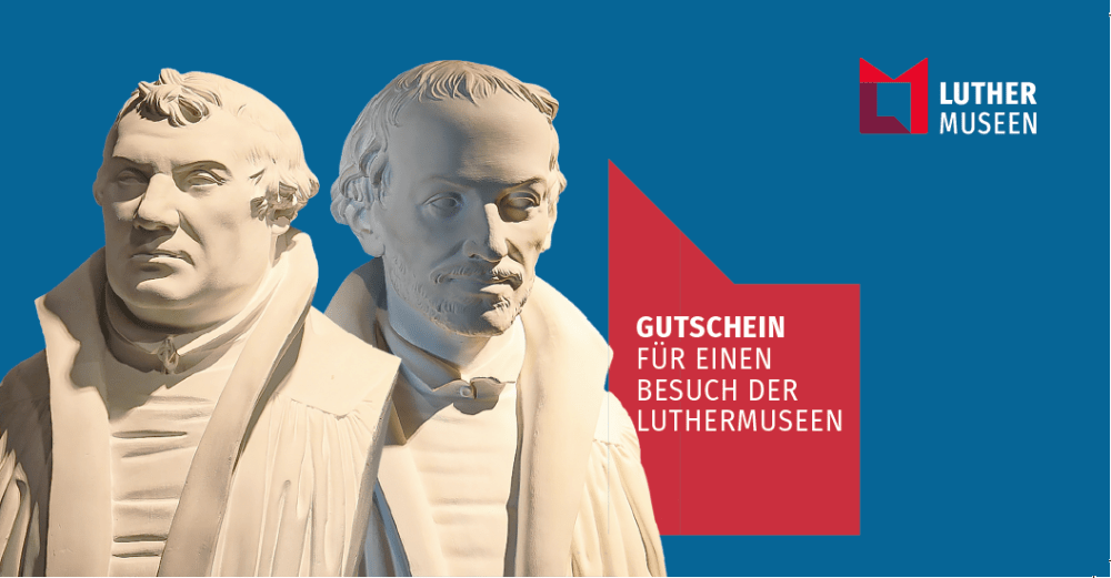 blauer Hintergrund, Skulpturen von Luther und Melanchthon, rotes Logo