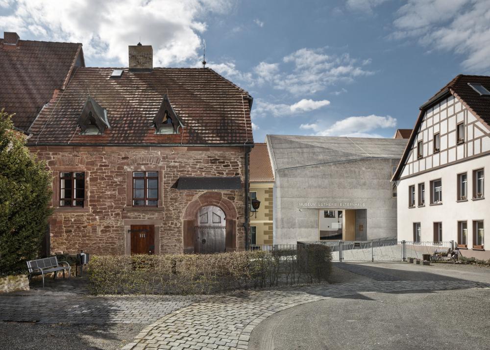 links Luthers Elternhaus und im Hintergrund das Museum