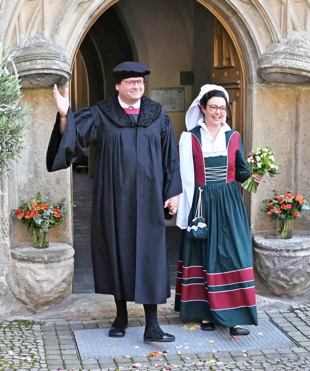 Das Hochzeitspaar tritt aus dem Katharinentor