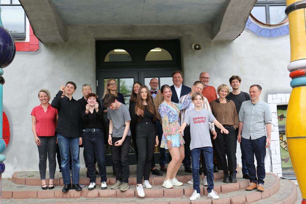 Gruppenbild vor Schultor
