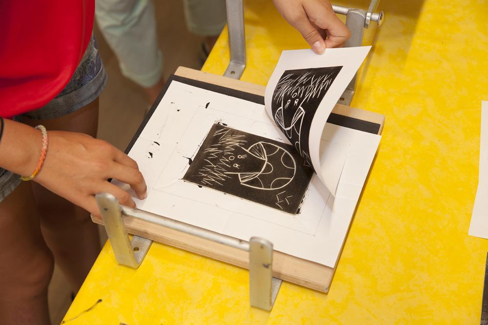 gelber Tisch, Stapel Papier, Kinderhände