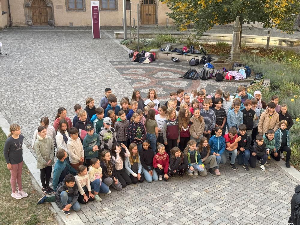 Blick von oben auf große Kindergruppe