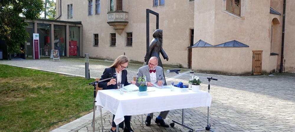 Mann und Frau am Tisch Rasen Gebäude