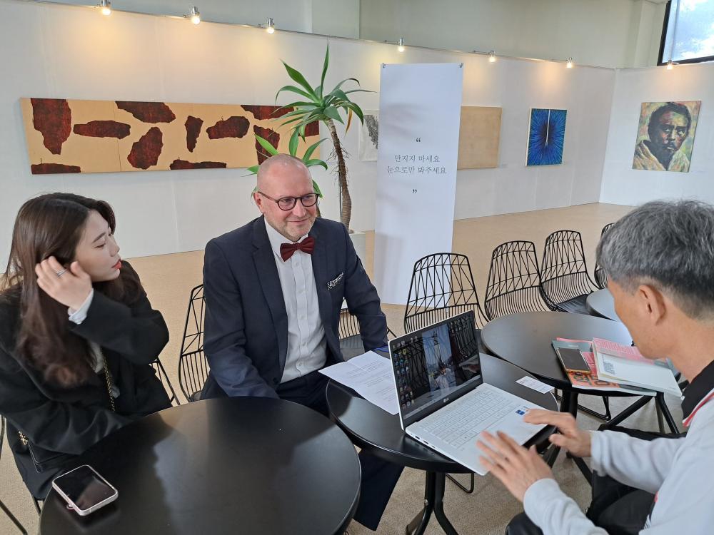 Thomas T. Müller im Interview mit einer koreanischen Tageszeitung