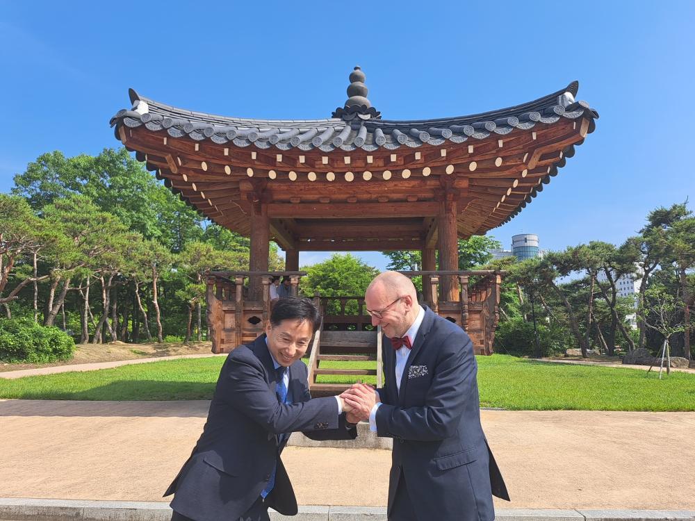 Thomas T. Müller wird von Do-Yeon Won in Jeonju begrüßt