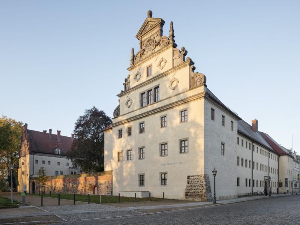 Hausseite wird von Sonne angestrahlt