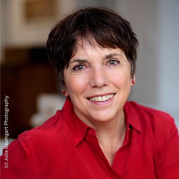 Margot Käßmann, kurze schwarze Haare, rote Bluse