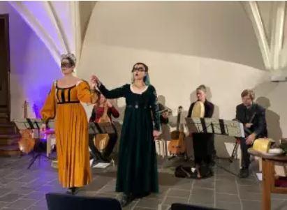 zwei Frauen in mittelalterlichen Kostümen