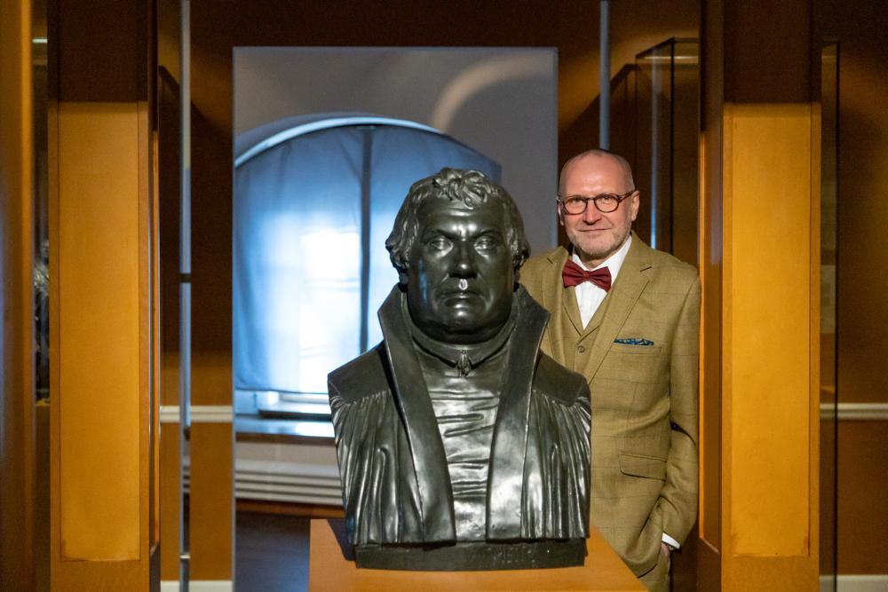 Luther-Büste, re Dr. Thomas T. Müller